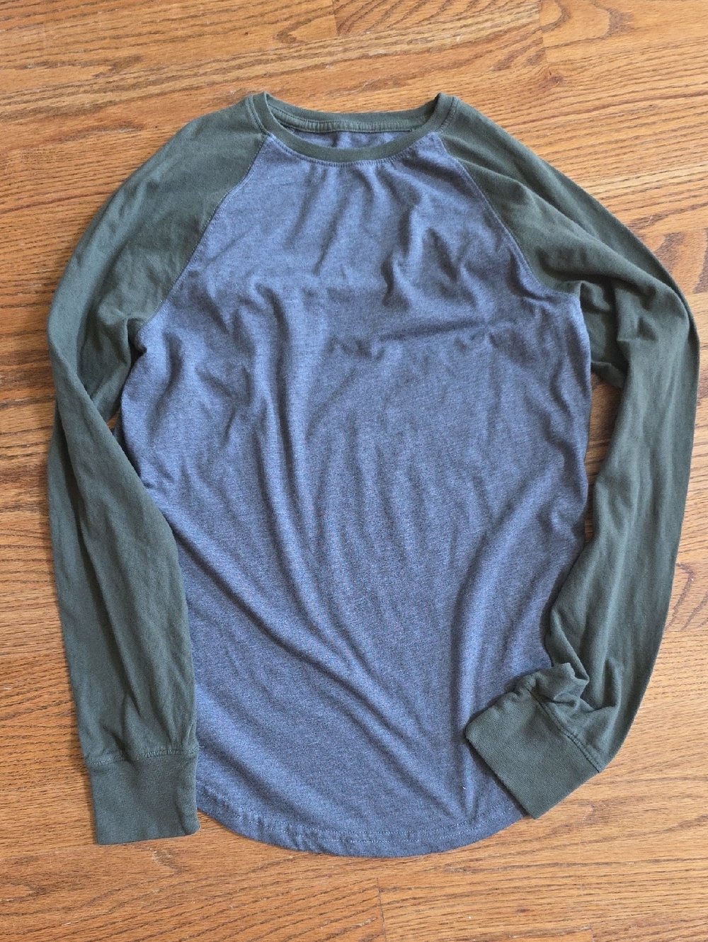 Goodfellow & Co Olive Sleeve Long-Sleeve Raglan with Gray Body